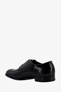 Doucal’s men’s patent leather oxford shoe in black with polished finish and classic lace-up design