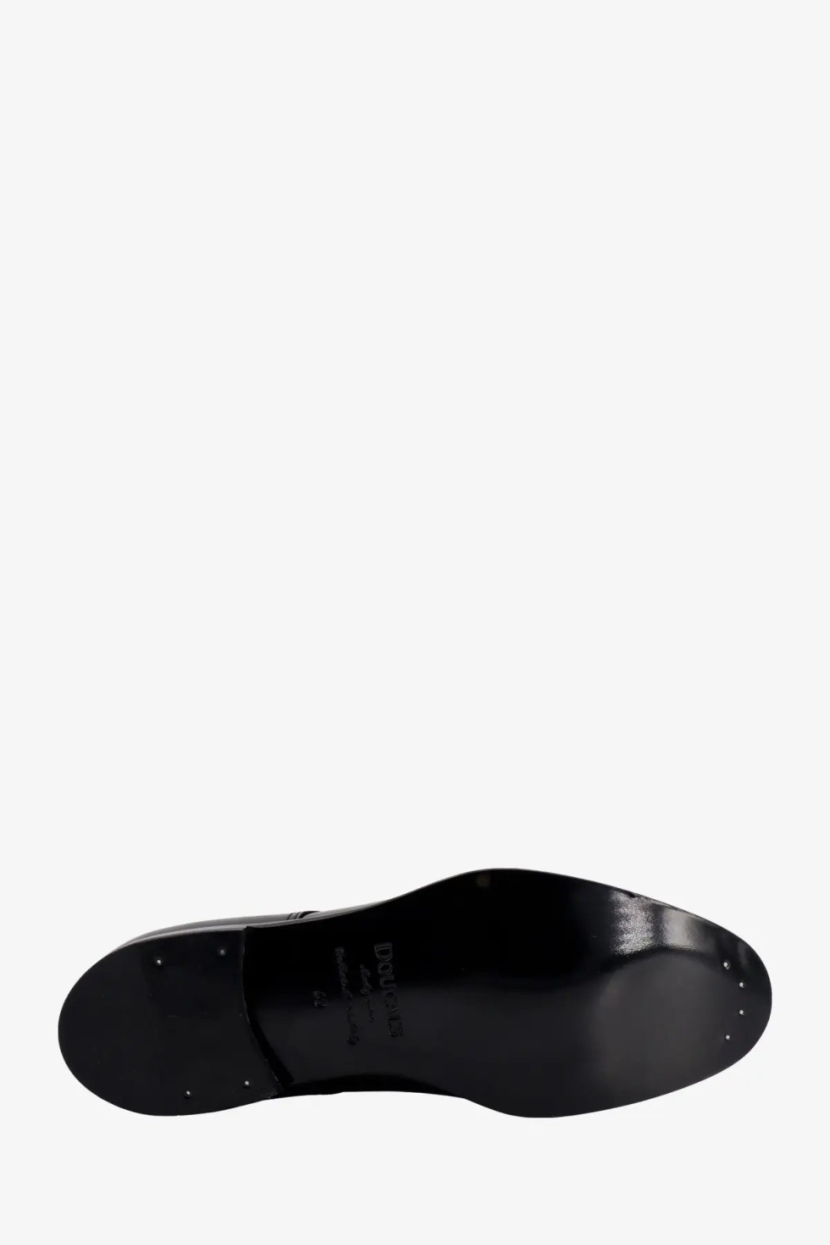 Black leather sole with glossy finish and visible stitching on doucals men’s patent leather lace up shoe black