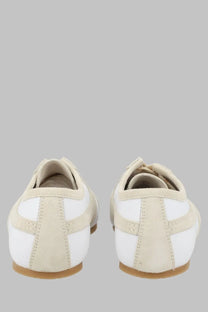 Cream and white suede men’s sneaker by dries van noten featuring a classic minimalist design in pelle con dettagli
