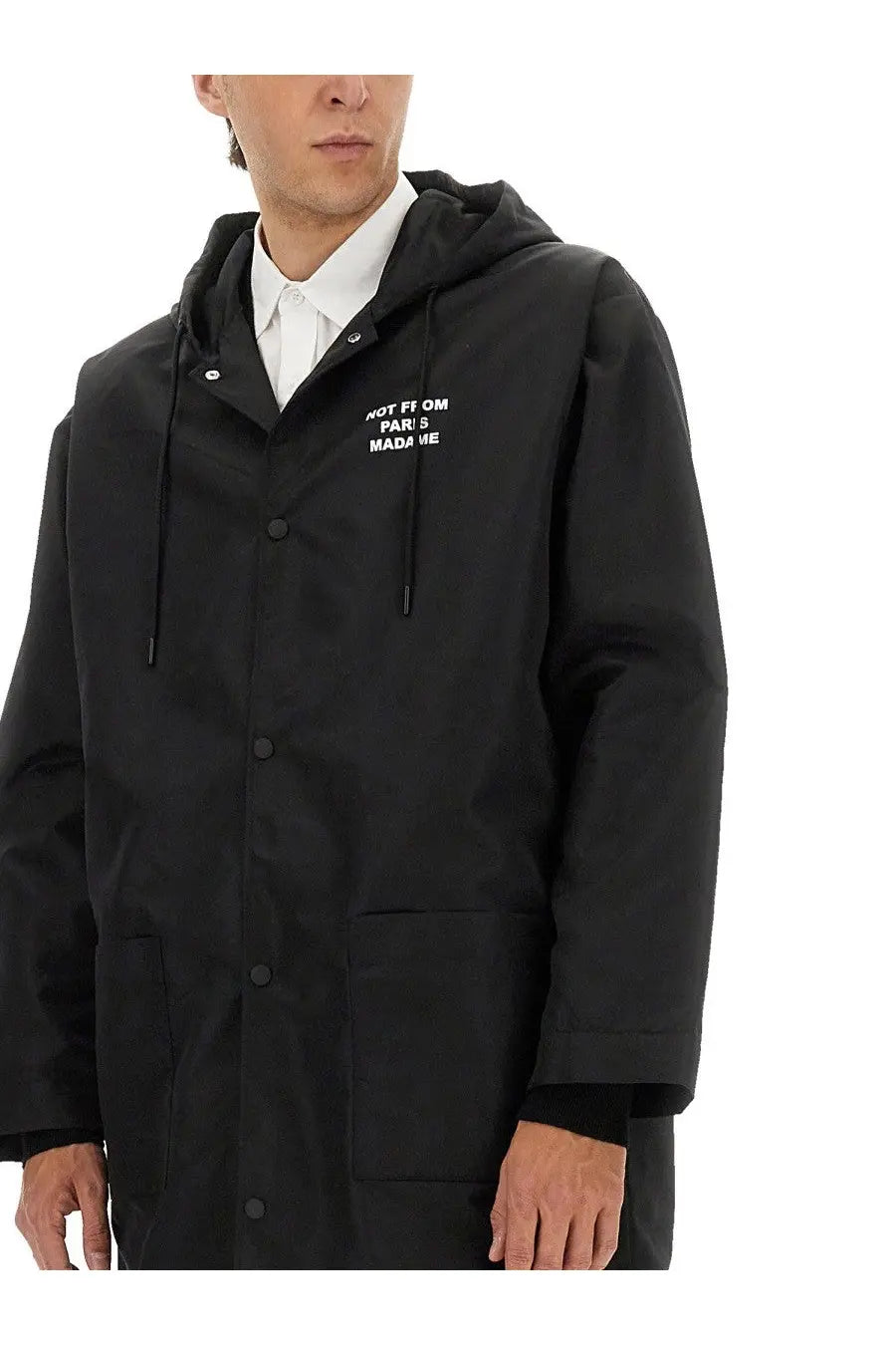 Black hooded parka by drôle de monsieur with white embroidered text on the chest for men