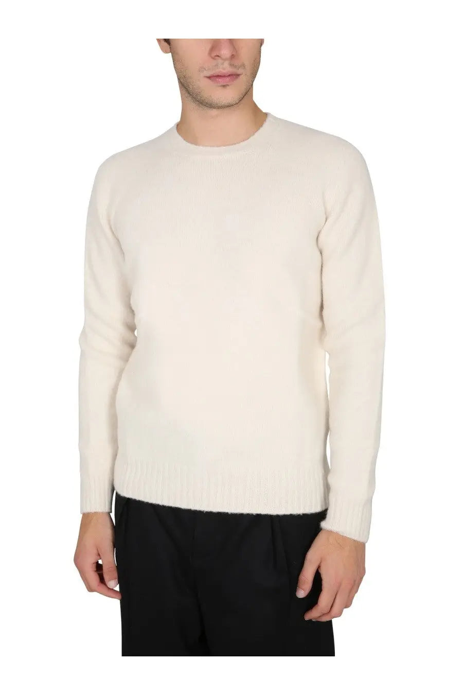 Drumohr men’s maglia in lana white is a cream-colored long-sleeved crewneck sweater with a soft knit texture