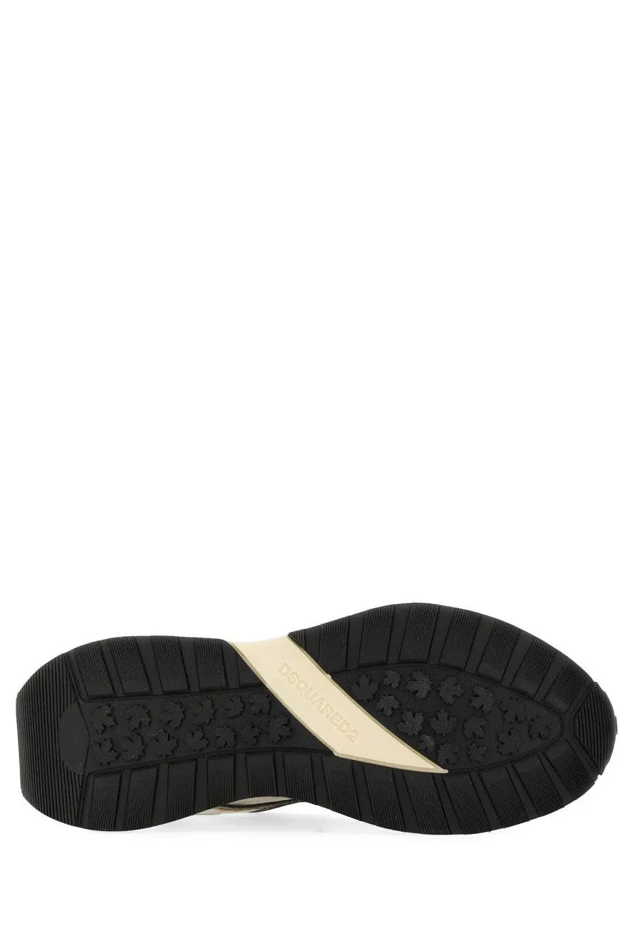 Dsquared2 men’s sneaker sprinter white with black rubber sole, cream diagonal stripe, and embossed logo visible from the back side