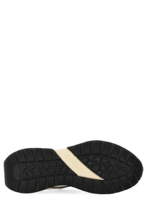Black rubber sole with cream diagonal stripe and embossed logo on dsquared2 men’s sneaker sprinter white