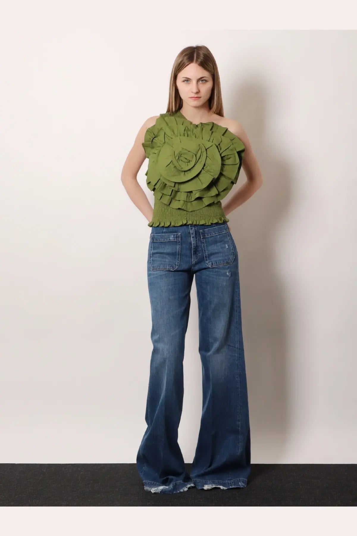 Farm rio women’s green linen and viscose olive green one-shoulder ruffled top with layered floral design