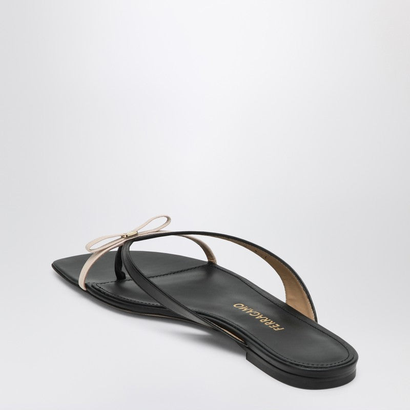 Ferragamo - Ferragamo Mini Bow flip-flop black and powdery / regular fit - Slippers &amp; Flip-flops