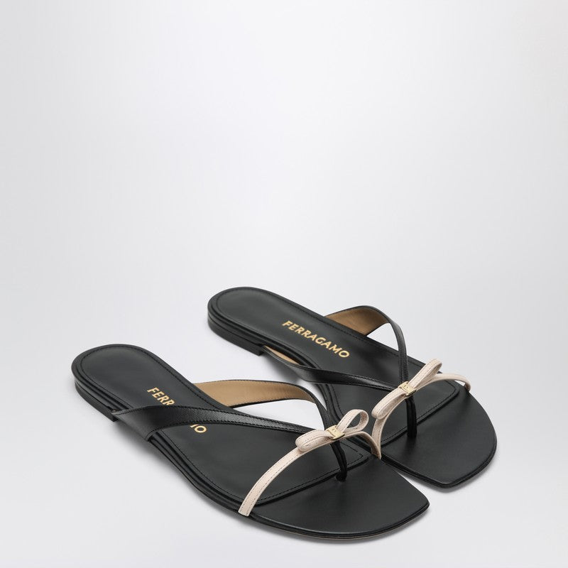 Ferragamo - Ferragamo Mini Bow flip-flop black and powdery / narrow fit - Slippers &amp; Flip-flops