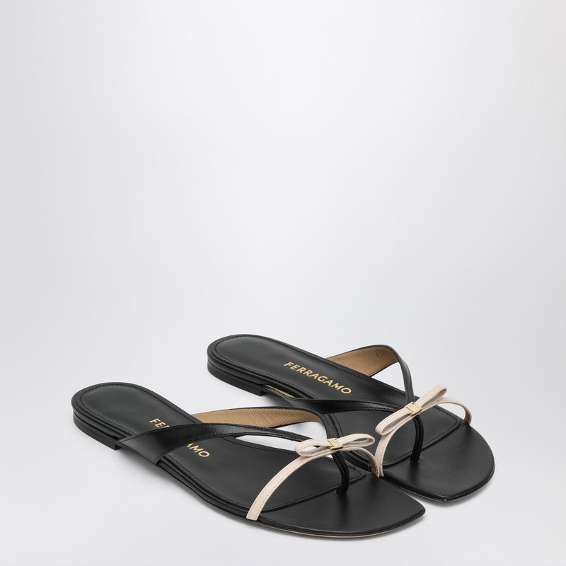 Ferragamo - Ferragamo Mini Bow flip-flop black and powdery / regular fit - Slippers &amp; Flip-flops
