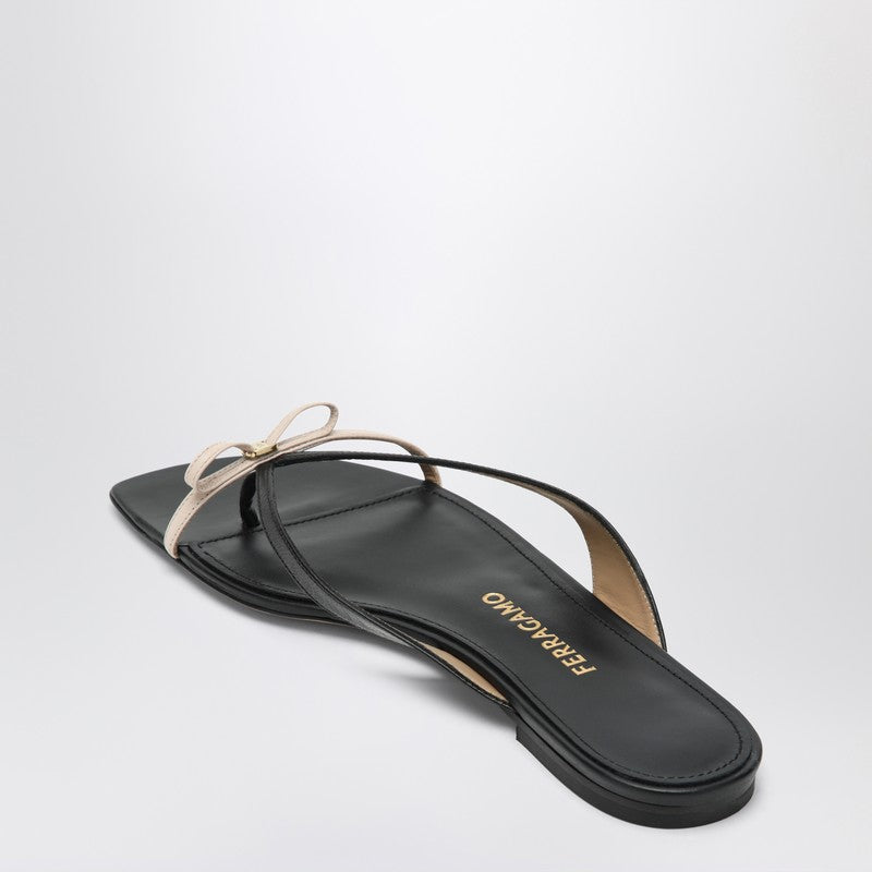 Ferragamo - Ferragamo Mini Bow flip-flop black and powdery / narrow fit - Slippers &amp; Flip-flops