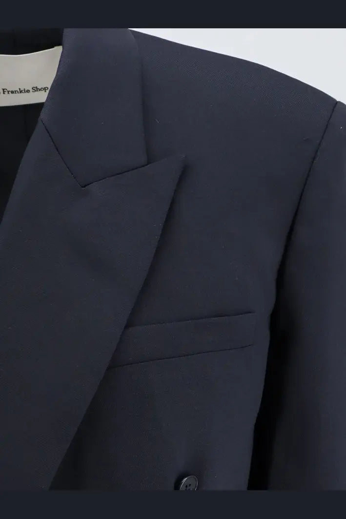 The Frankie Shop women’s monterey structured wool blend blazer in dark navy features a tailored fit with structured shoulders