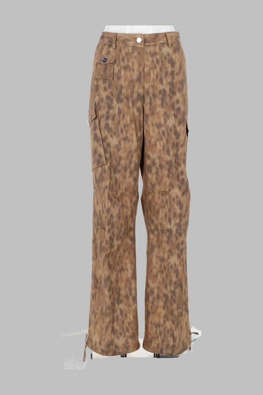 Brown and tan camouflage cargo pants in cotton with multiple pockets by ganni womens pantalone cargo in cotone stampato beige