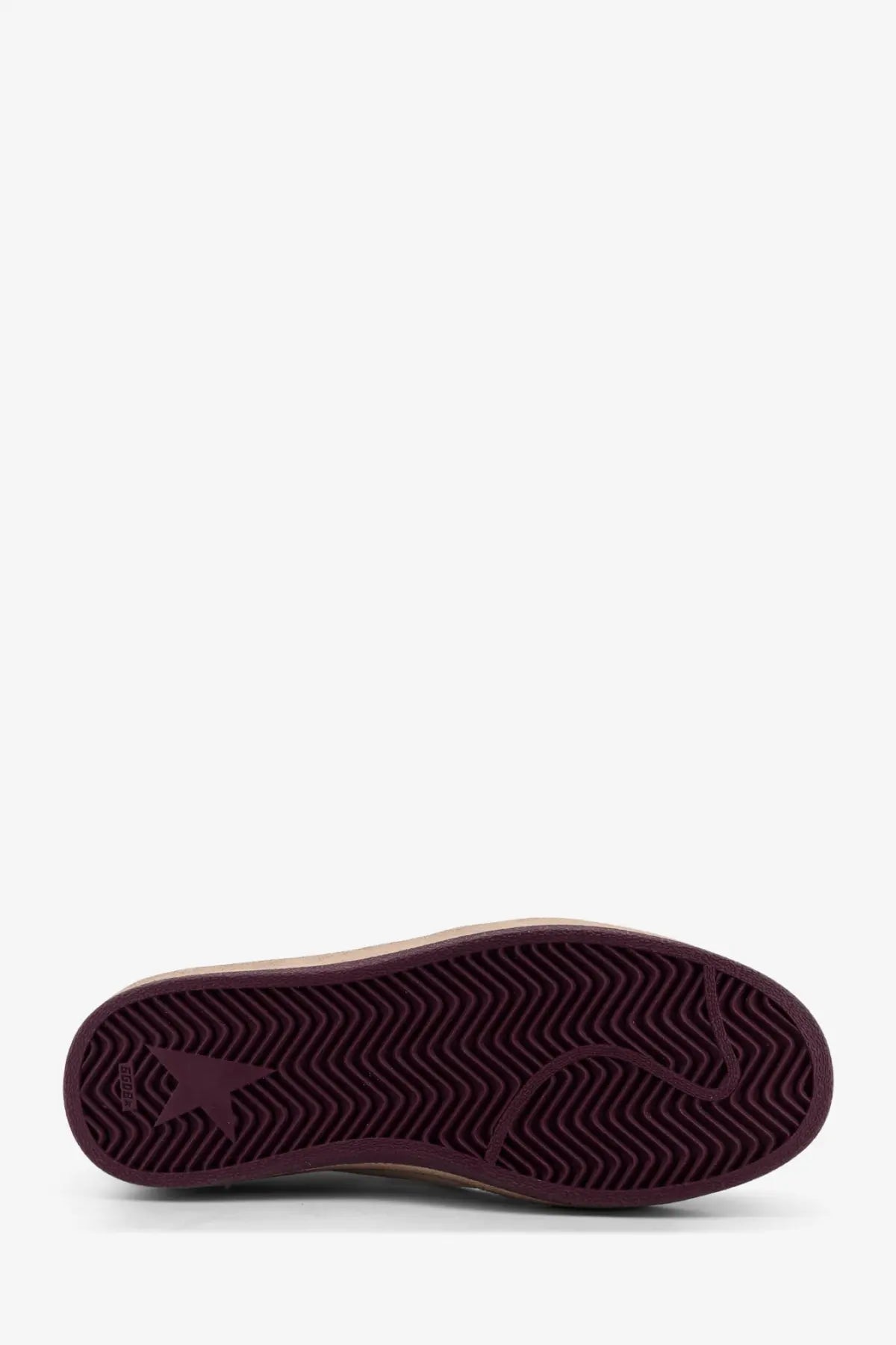 Close-up of maroon rubber sole with zigzag tread and star logo on golden goose women’s ballstar leather sneaker heel