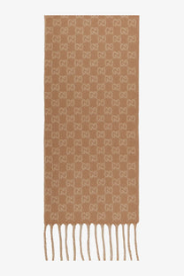 Tan gucci men’s wool and cashmere scarf in beige with repeating interlocking gg logo pattern and fringe ends