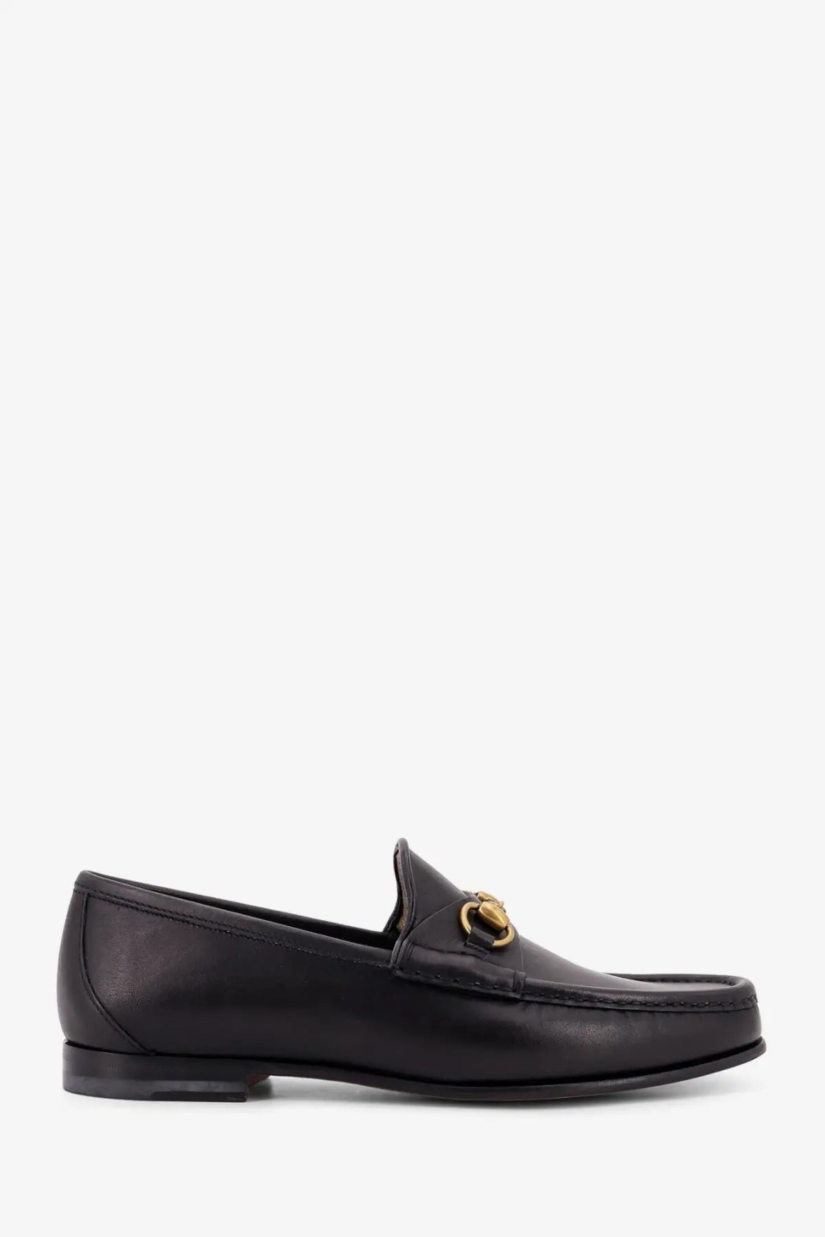 Gucci men’s black leather loafers featuring a gold-tone horsebit buckle for stylish formal wear