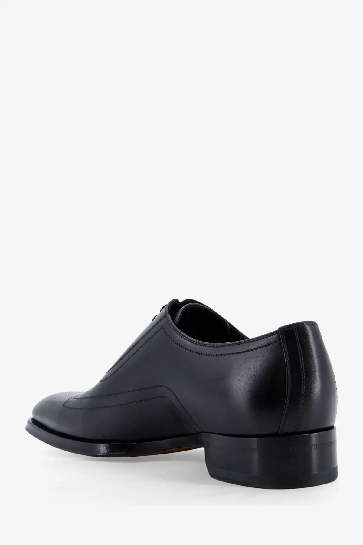 Gucci men’s black leather oxford shoe with polished finish and classic design
