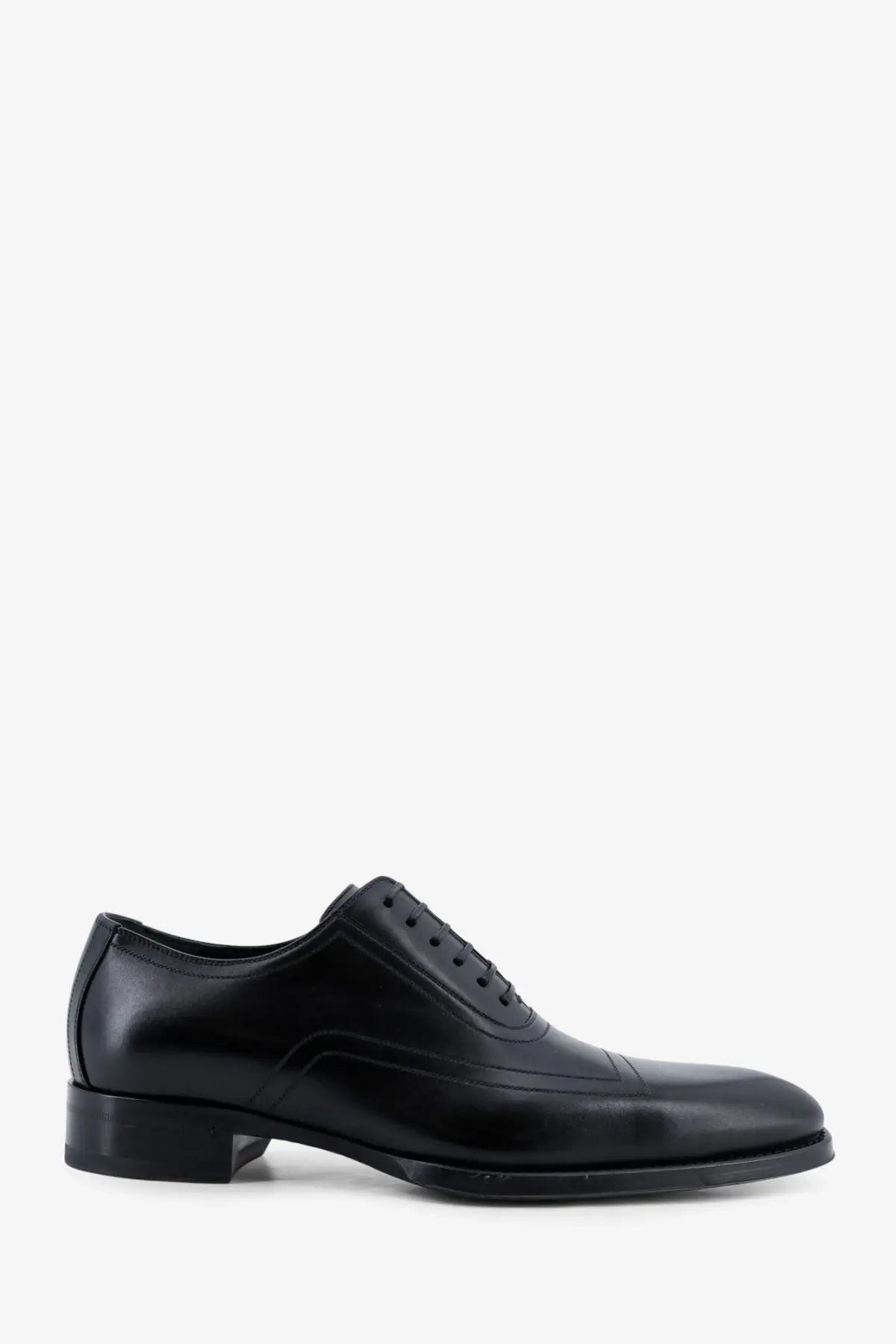 Gucci men’s leather lace black oxford shoe with polished finish and classic brogue detailing