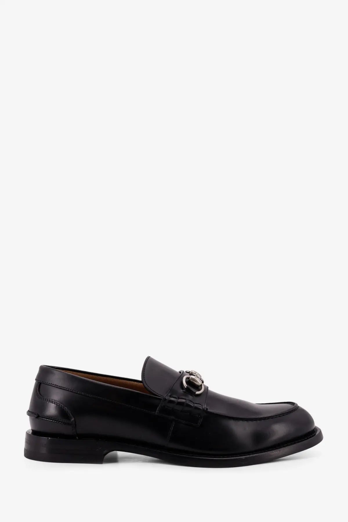 Gucci men’s black leather loafer featuring a silver-toned metal horsebit buckle detail
