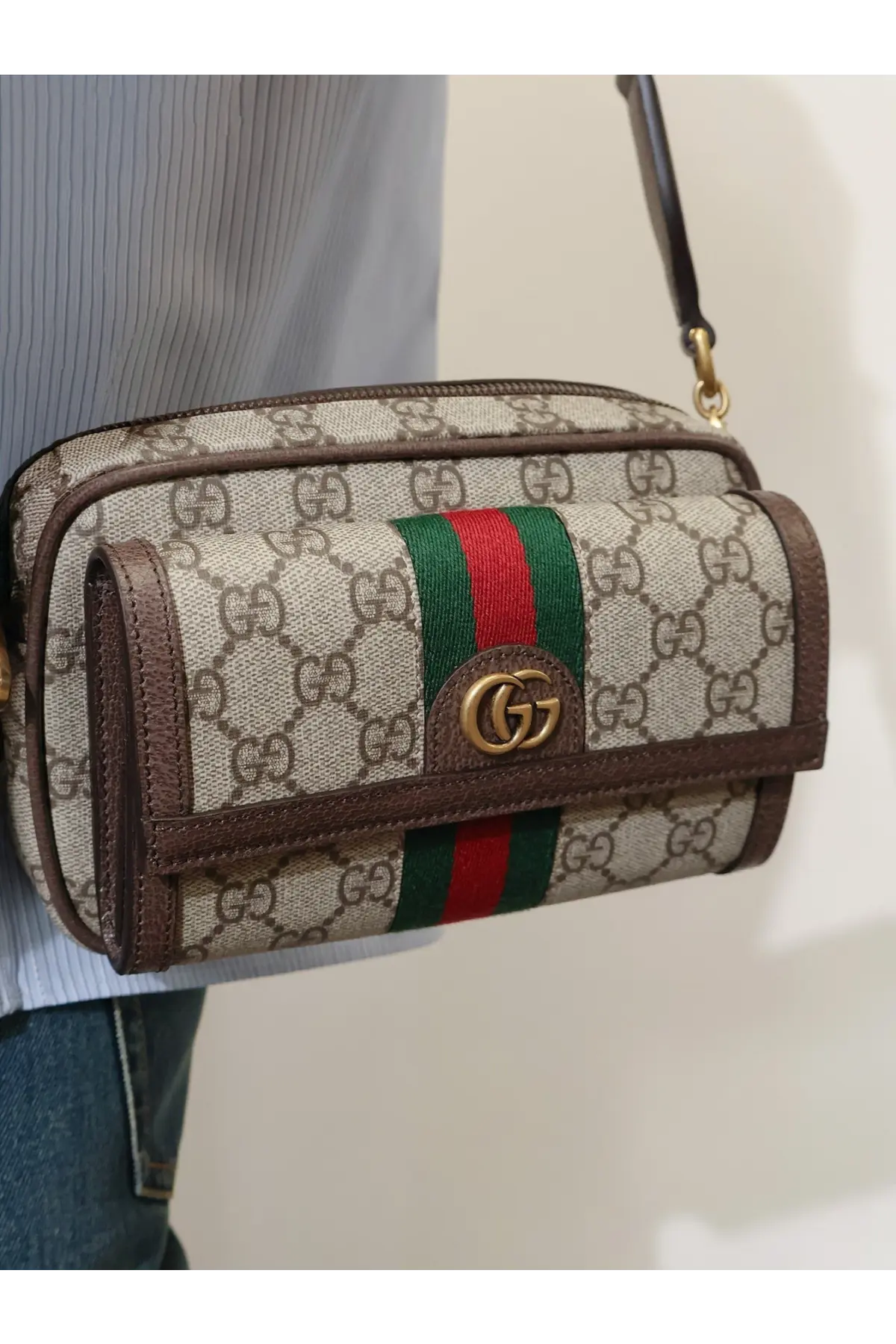 Beige and brown Gucci men’s Ophidia gg supreme canvas crossbody bag with red and green webbing stripe