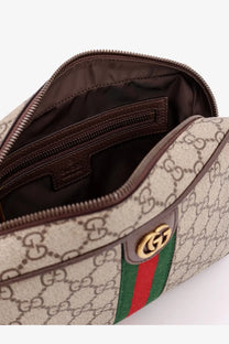 Beige gucci men’s savoy gg fabric clutch with brown leather trim, signature gg monogram, gold double g logo, and red-green webbing