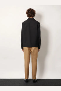 Black tailored blazer with classic collar and long sleeves shown from the front in gucci men’s wool shirt jacket grey style