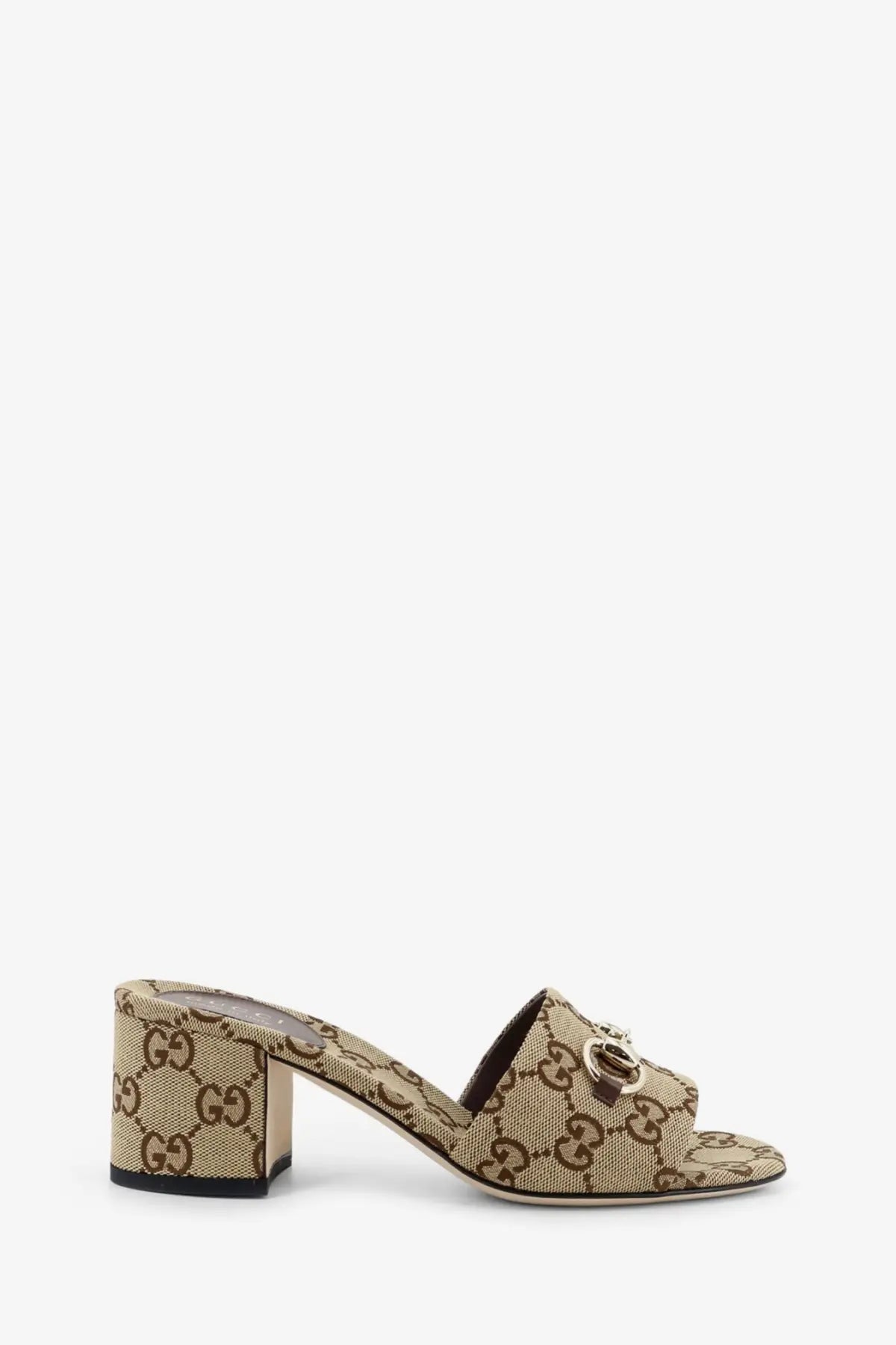 Beige and brown Gucci women’s GG fabric mule sandal with gold-tone horsebit detail in Supreme canvas material