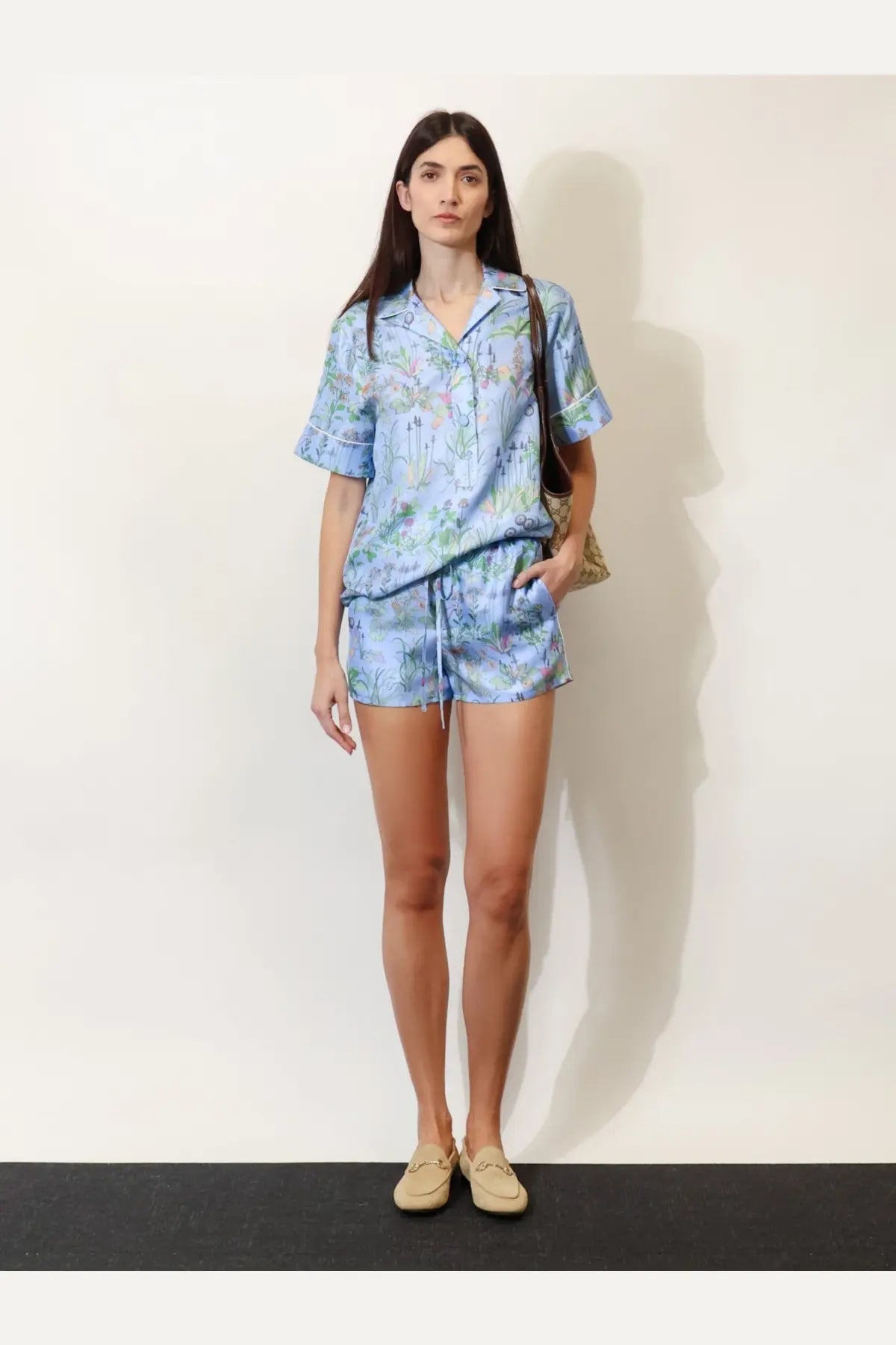 Light blue silk pajama set with delicate floral pattern and short sleeves in gucci women’s printed silk shorts white