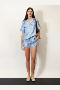 Light blue silk pajama set with delicate floral pattern and short sleeves in gucci women’s printed silk shorts white