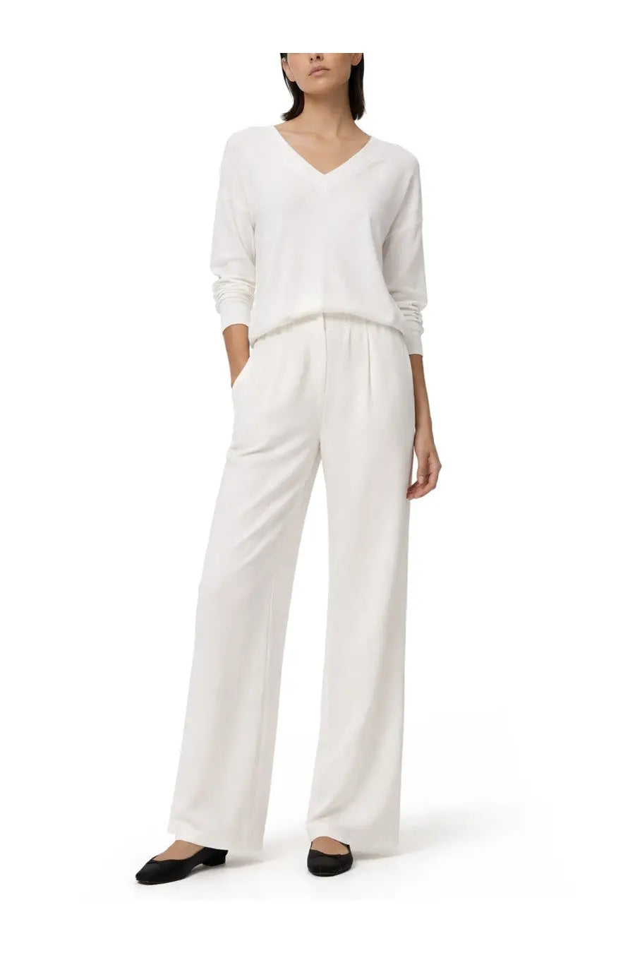 Herno women’s maglia white v-neck long-sleeved knit top with matching wide-leg knit trousers in glam knit effect