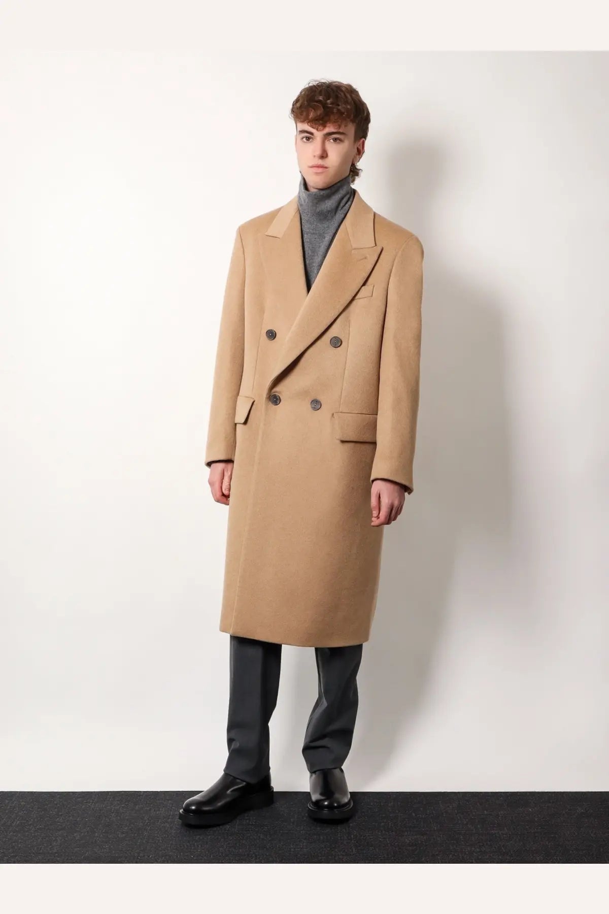 Hevò men’s camel-colored double-breasted cashmere wool overcoat with dark buttons and flap pockets