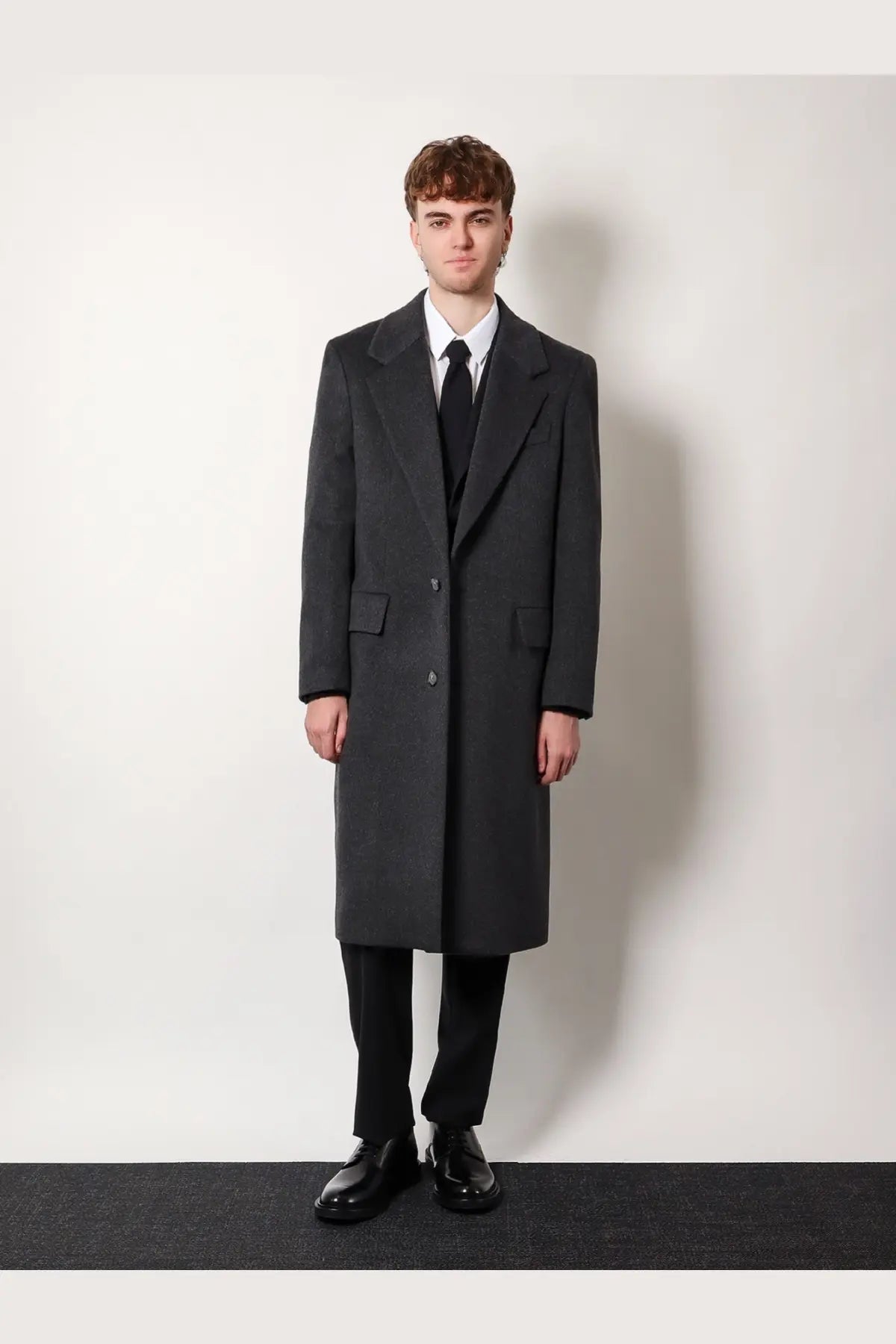 Hevò men’s cashmere coat grey with a sleek dark gray wool double-breasted design and classic notched lapels