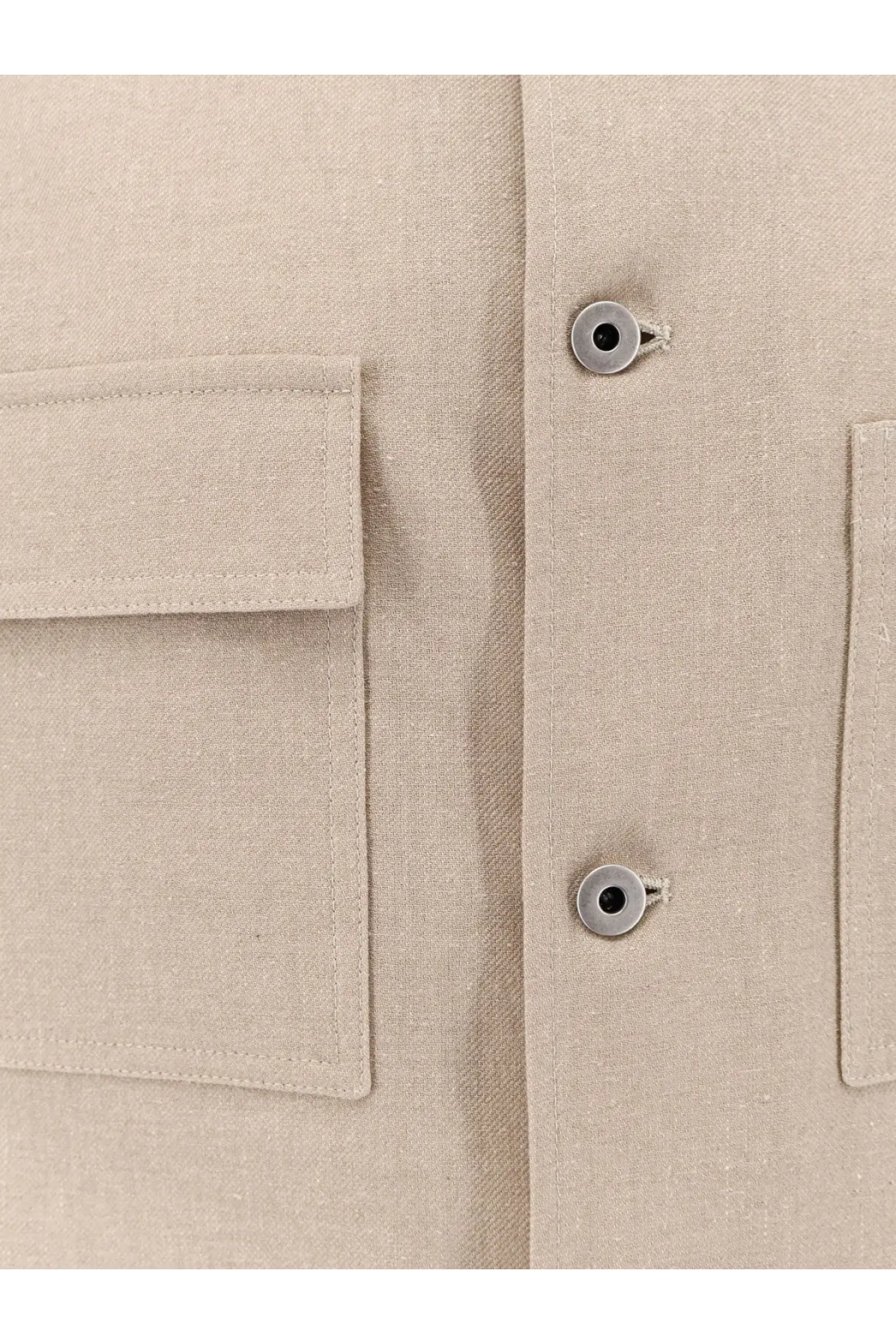 Beige linen shirt with silver-toned buttons and flap pockets for hevò men’s castelluccio cotton and linen jacket green