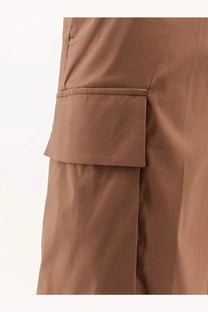 Hevò men’s cotton blend bermuda shorts brown with tan cargo pocket featuring clean structured design and stitched edges