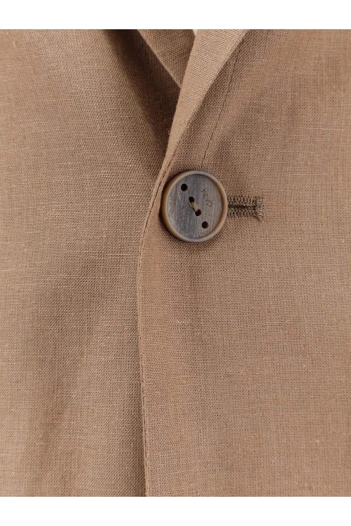 A round rustic wooden button with natural grain and three holes on hevò men’s galatina beige viscose linen suit