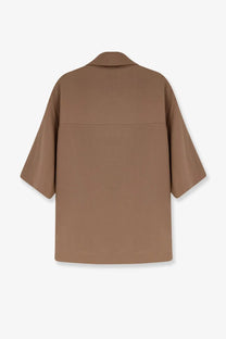 A sleek camel-colored short sleeve blazer with relaxed fit made from linen and viscose by Hevò men’s Montursi shirt beige