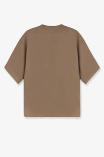 A minimalist tan oversized t shirt with a relaxed fit made of hevò mens ripalta linen and viscose blend fabric