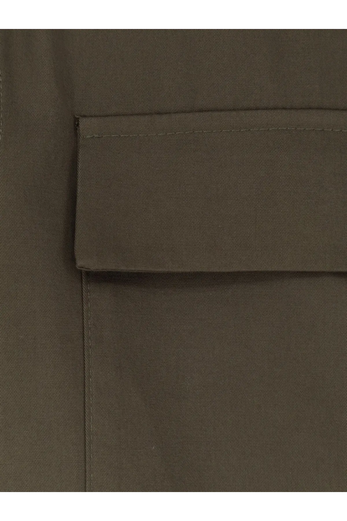 Olive green canvas pocket with neat stitching and flap closure on hevò men’s specchiolla cotton shirt beige