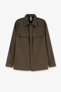 Hevò men’s specchiolla cotton shirt beige in olive green with two front flap pockets and buttoned collar utility style