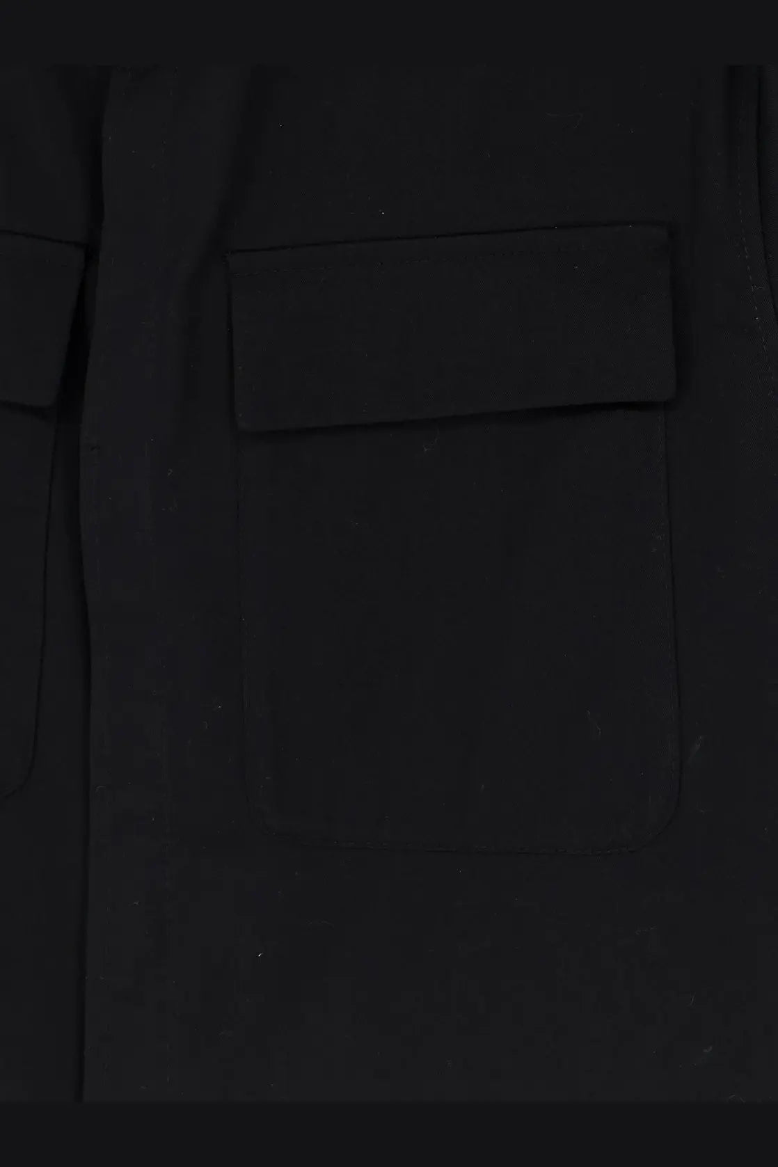 Close-up of black cotton pocket with flap closure on hevò mens specchiolla shirt