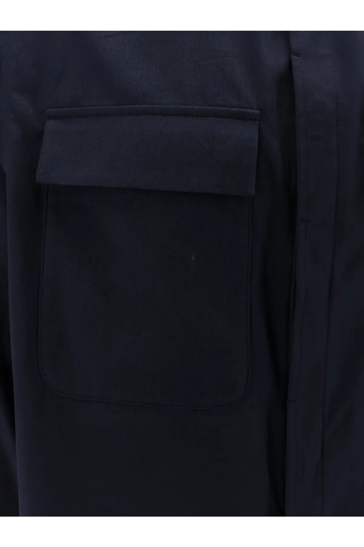 Hevò men’s specchiolla blue cotton shirt with dark navy fabric pocket and flap closure stitched on the side