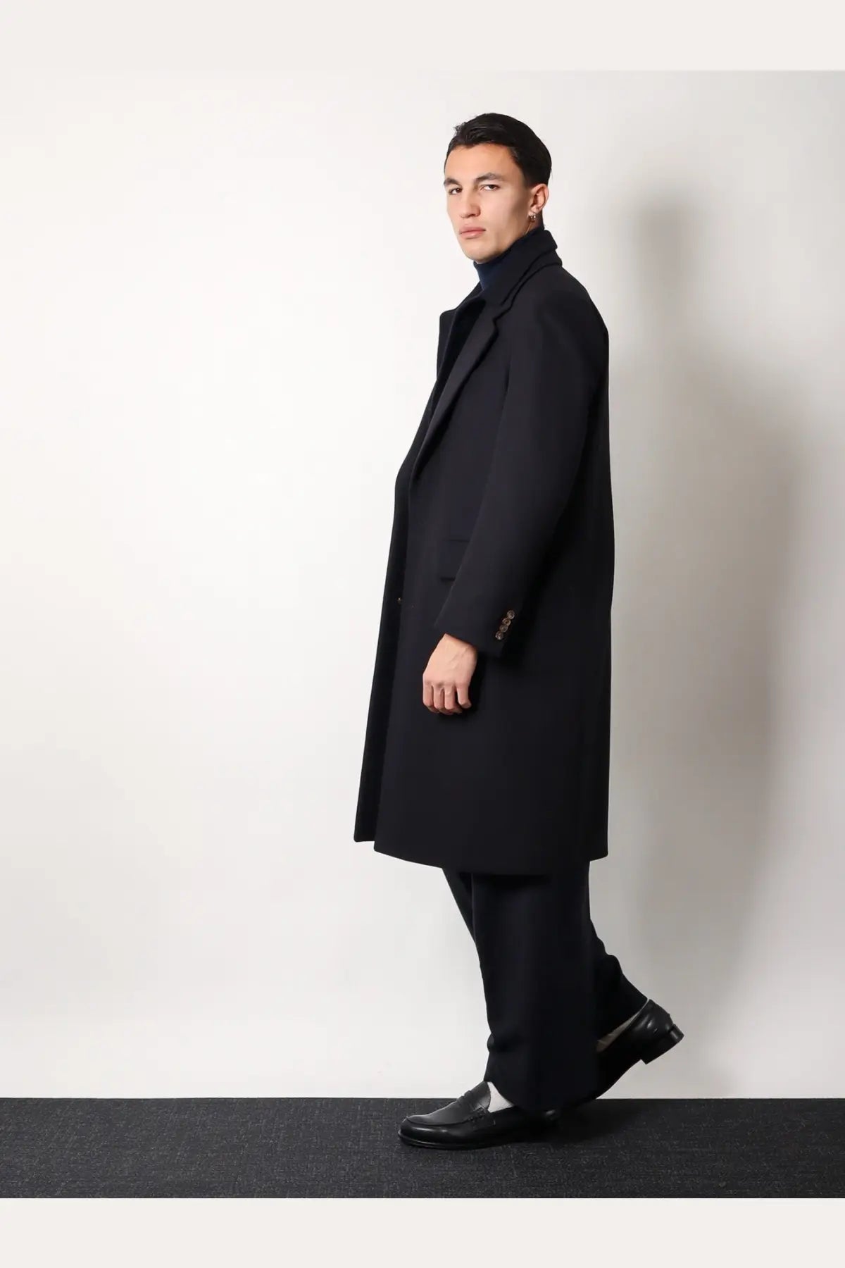 Hevò men’s black virgin wool overcoat with classic notched lapel and single-breasted design