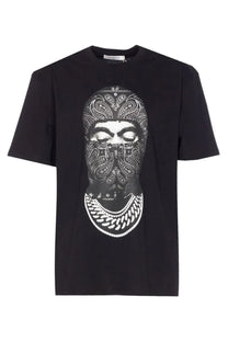 Ih nom uh nit men’s black short-sleeved t-shirt with bold face graphic in bandana and layered chain print