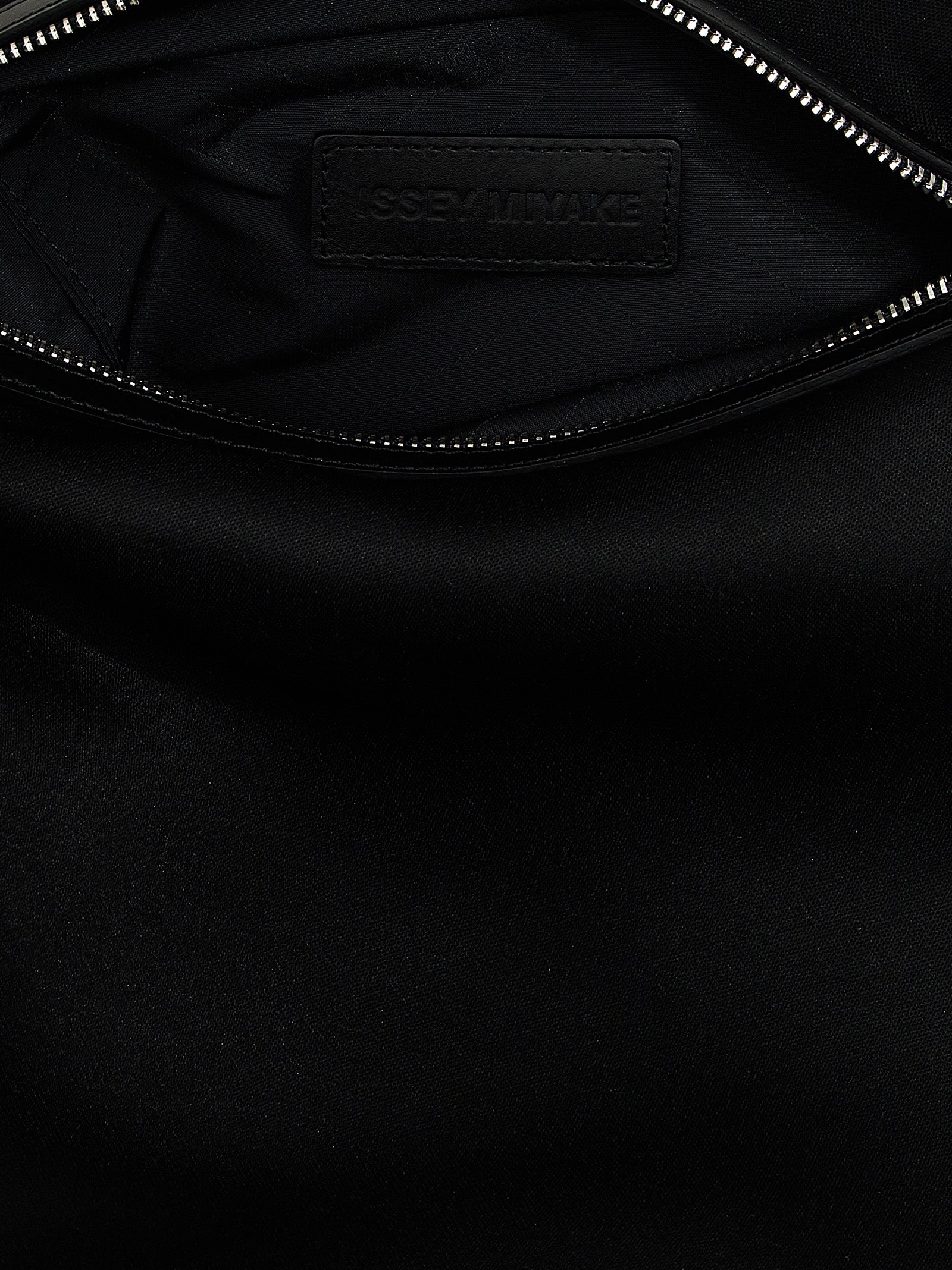 ISSEY MIYAKE - ISSEY MIYAKE - ’Enveloping square’ shoulder bag - Women’s Bags