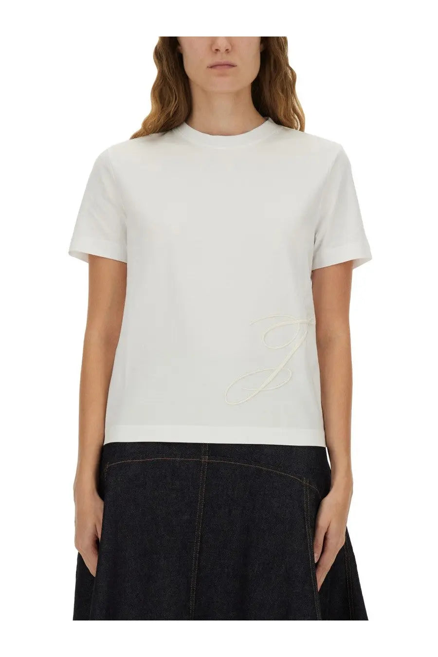 Jacquemus women’s white cotton t-shirt with subtle embroidered logo on the lower right side