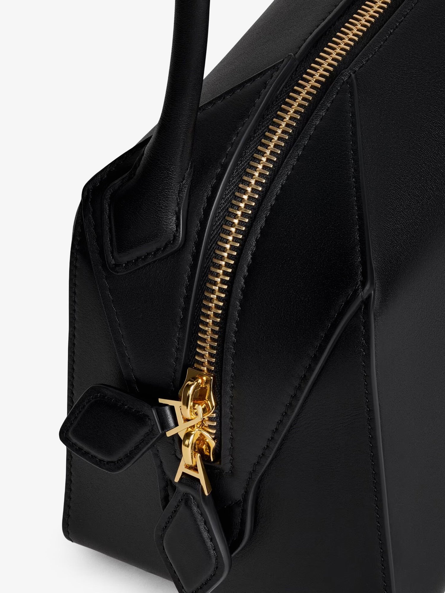 ALAÏA Women's Le Teckel Leather Shoulder Bag Black