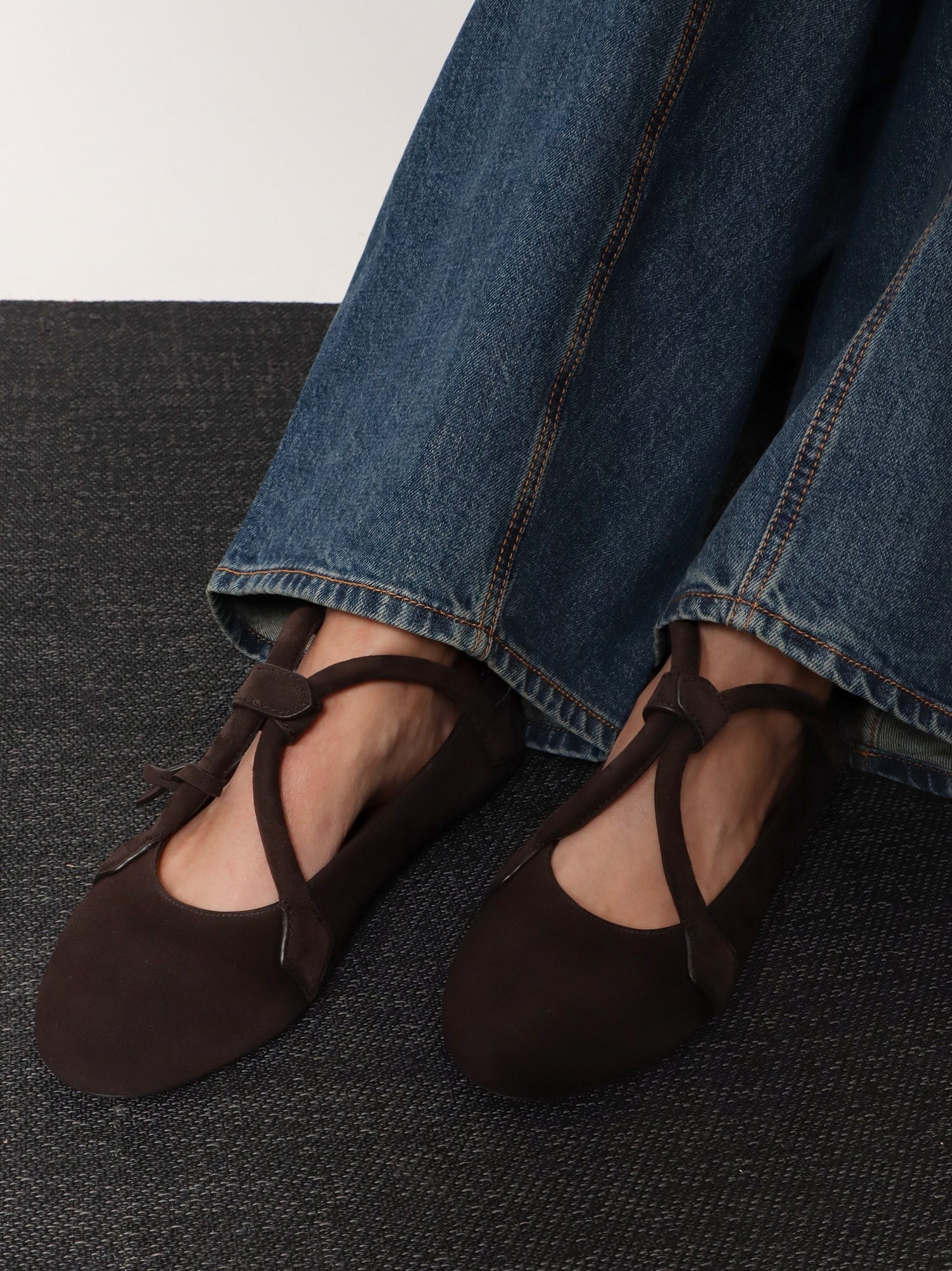 ALAÏA Women's Le Teckel Suede Ballet Flats Brown