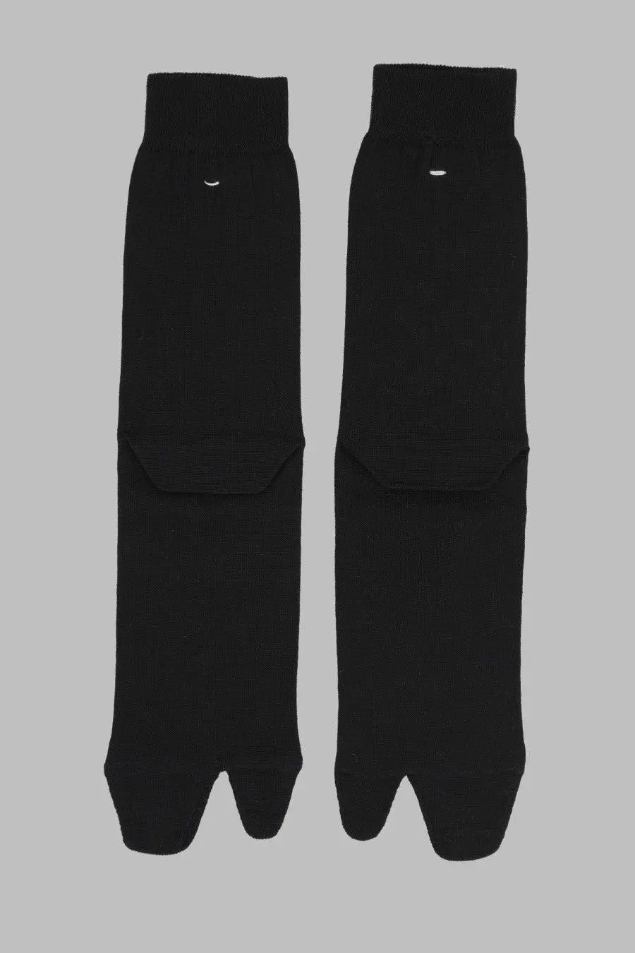 Maison Margiela men’s calzini tabi black minimalist split-toe socks with subtle white logo near the top