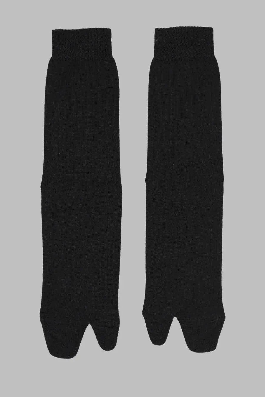 Maison Margiela men’s calzini tabi black knitted socks with a distinct split-toe design in solid color