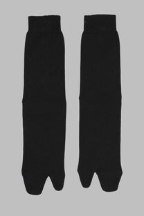 Maison Margiela men’s calzini tabi black knitted socks with a distinct split-toe design in solid color