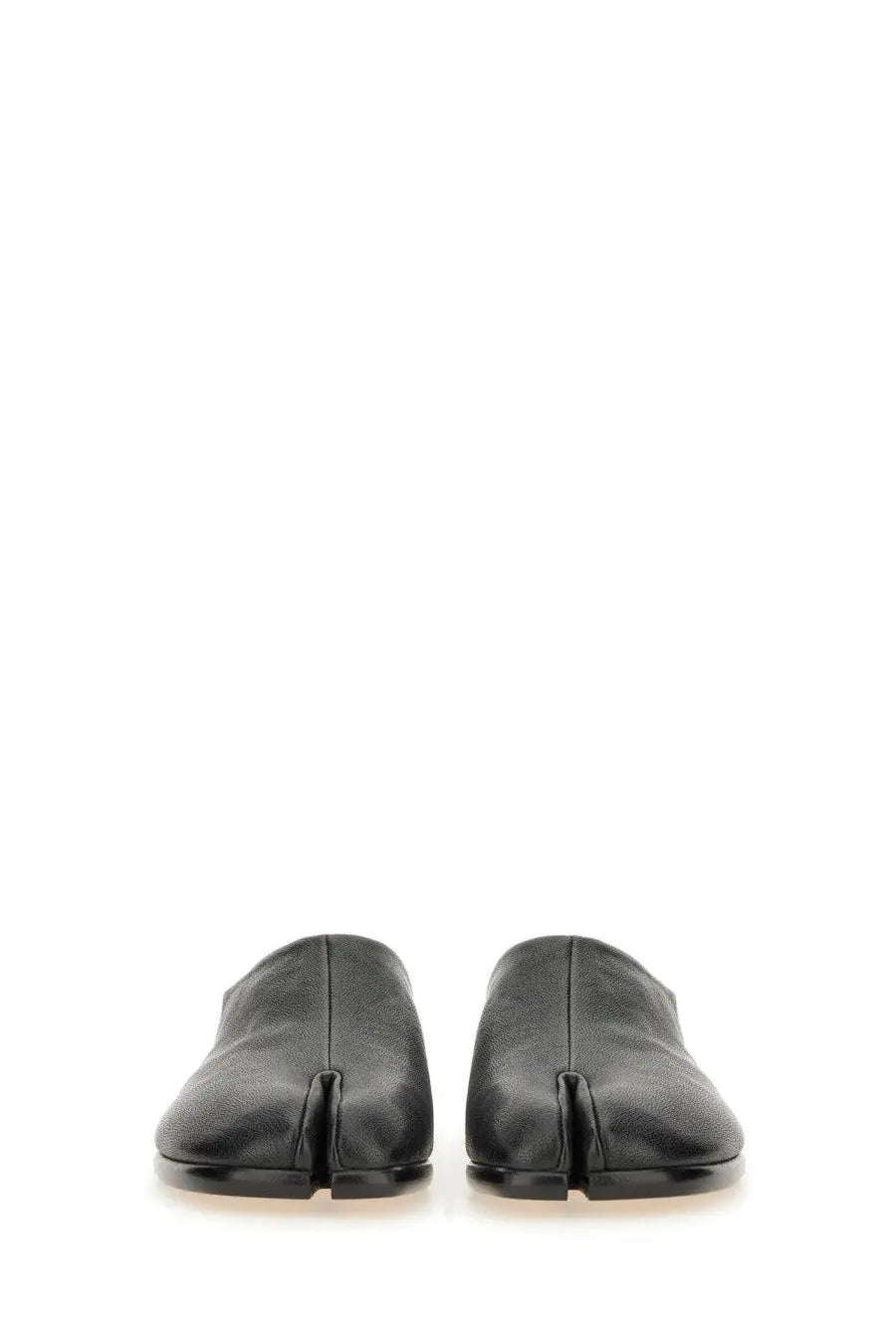Maison Margiela men’s black leather mules with a distinctive split-toe tabi design for stylish wear