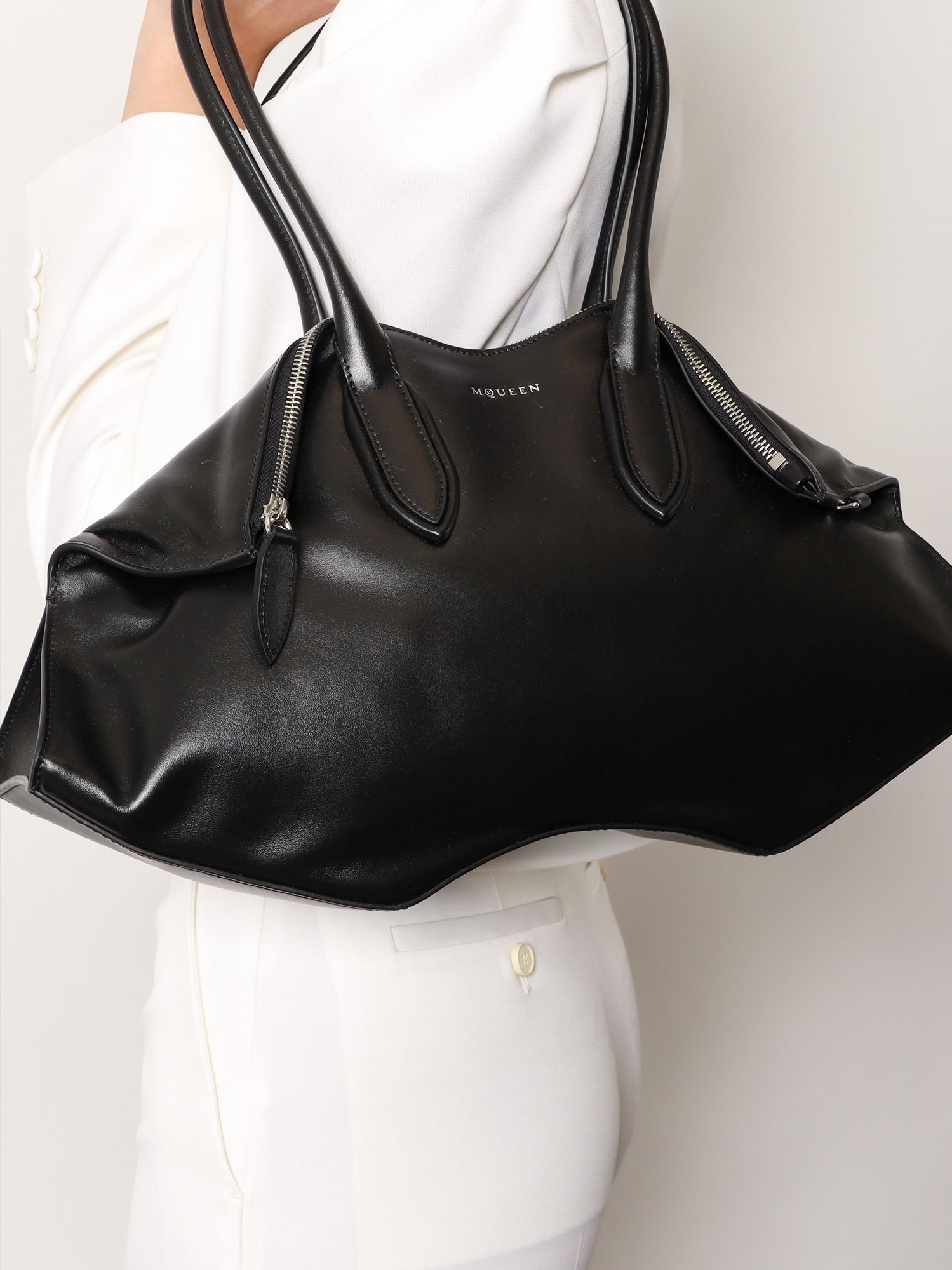 Alexander McQueen Women's Manta Leather Shoulder Bag Black
