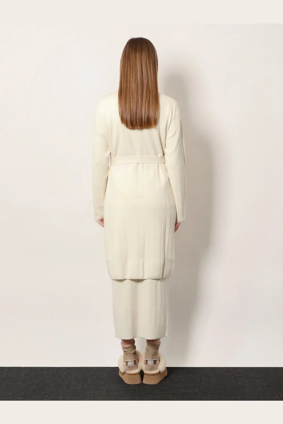 Cream-colored ribbed cashmere cardigan with matching wide-leg pants and ugg platform boots by Max Mara woman